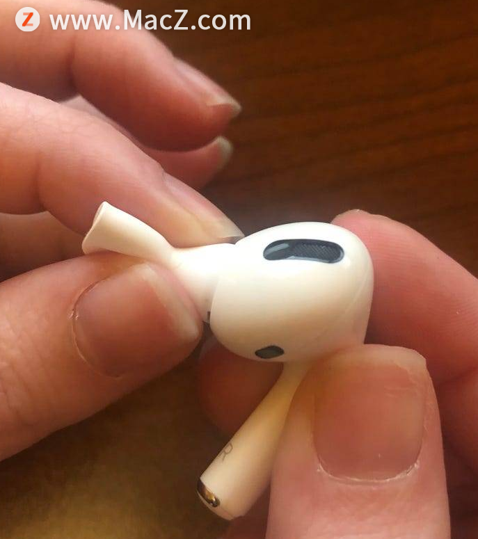 如何在AirPods Pro上更换耳塞并找出最合适的尺寸？”