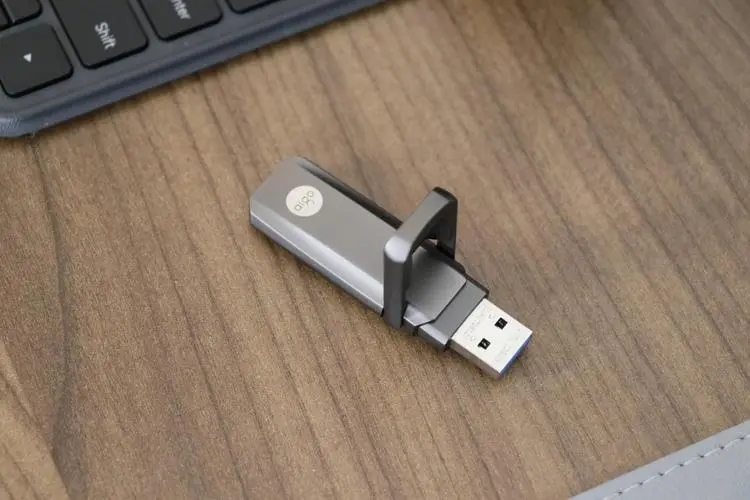 电脑插上u盘很卡怎么回事？u盘一连接电脑就卡怎么办？”