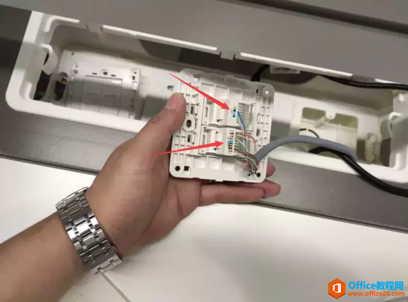 强电工师傅请注意了，以后再这样放网线就太不专业了”