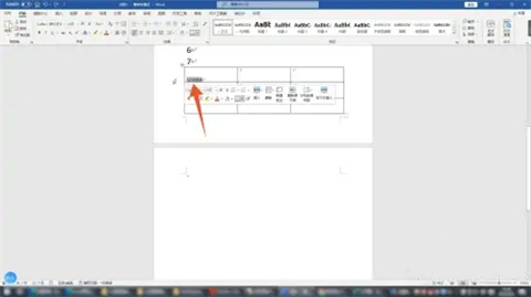 word表格有一大段空白拉不上去怎么办？word表格跨页断开调整成一页”